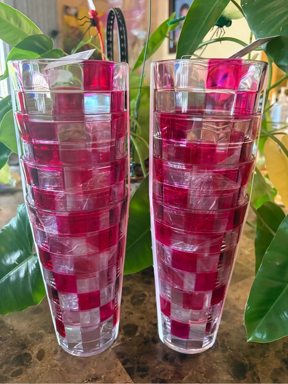 Set of 2 NWT pack of 4 -16oz plastic each pack (8)total in Checkered Pink.